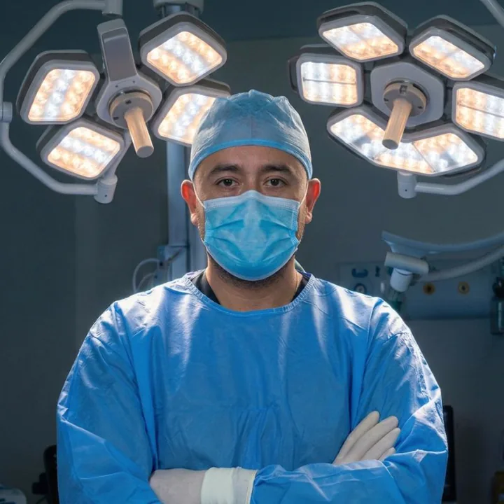 Dr. Carlos Mendoza, neurocirujano certificado en quirófano del Hospital H+ Querétaro, listo para cirugía de columna
